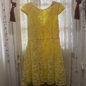 BETSEY JOHNSON(NWT)-PRETTY LT YELLOW LACE SS DRESS 👗